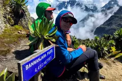 tourists_hiking_on_mtn_rwenzori