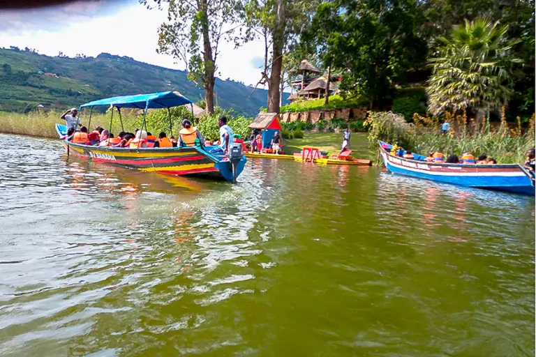 canoeing_lake_bunyonyi